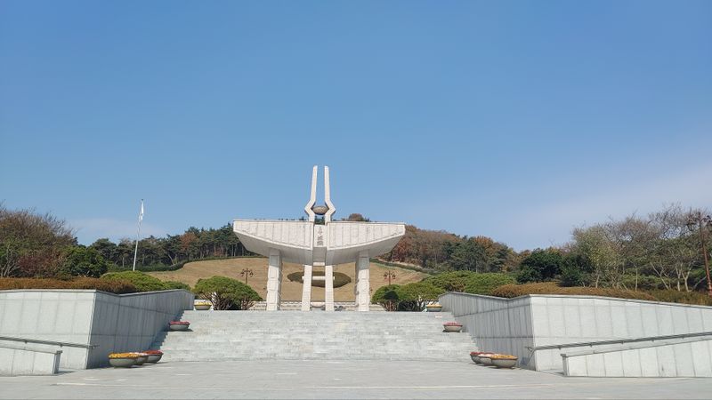 파일:5.18민주묘지 추념문.jpg