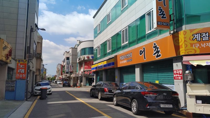 파일:상무지구 먹자골목.jpg