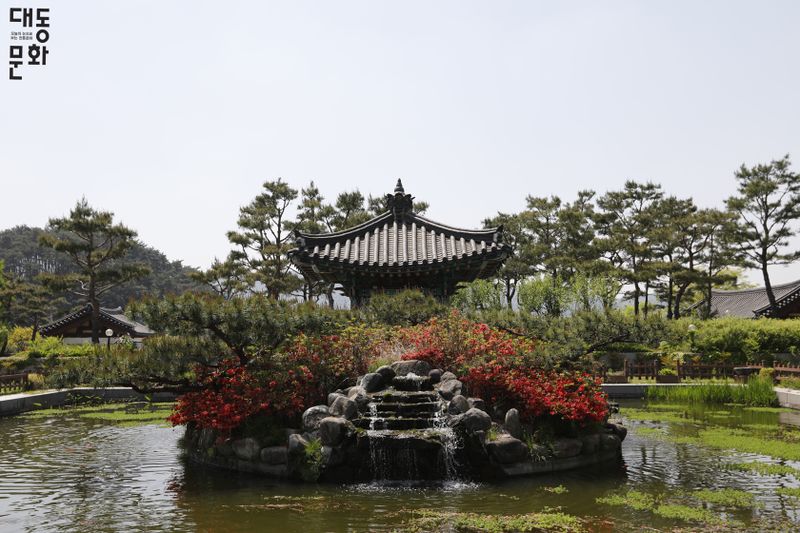 파일:한국가사문학관-연못-대동문화재단 보유사진.jpg