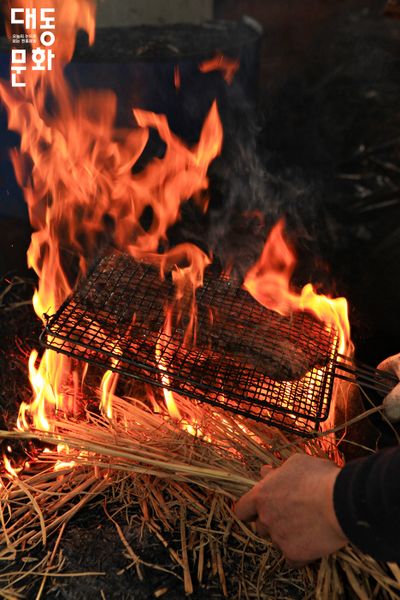 파일:무돌주막-짚불오겹살1-대동문화재단 보유사진.jpg