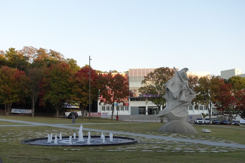 파일:전남대학교 광장-분수대와 조형물.JPG