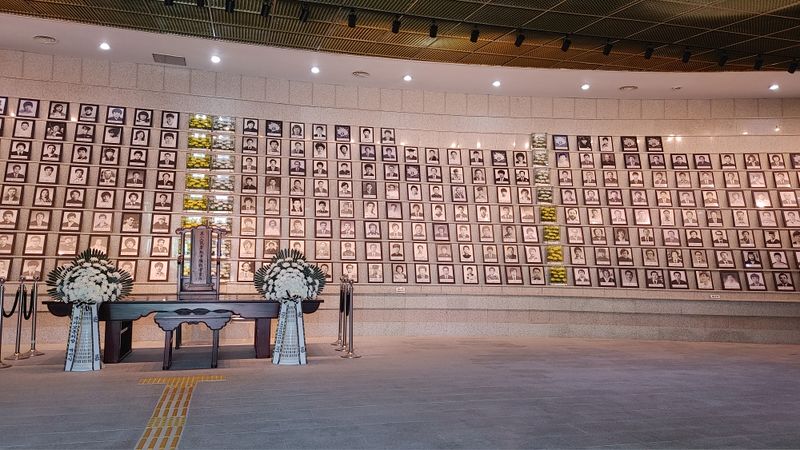 파일:5.18민주묘지 유영봉안소.jpg