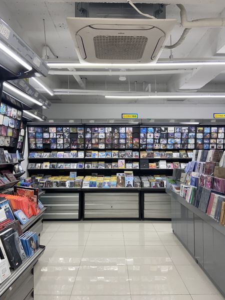 파일:25시음악사 내부.jpeg