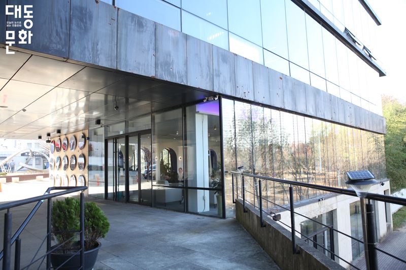 파일:광주비엔날레-외부-대동문화재단 보유사진.jpg