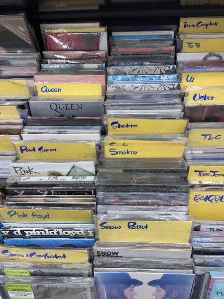 파일:25시음악사 음반 진열.jpeg