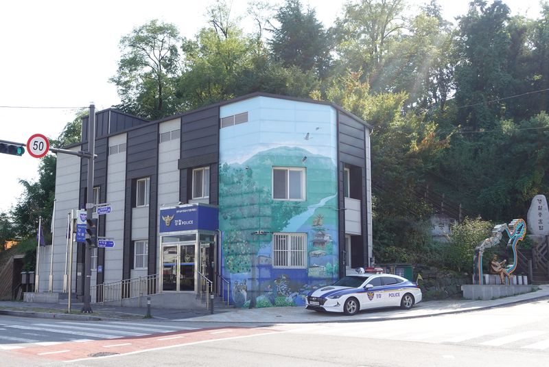 파일:통기타거리-양림파출소와 통기타거리 조형물.JPG