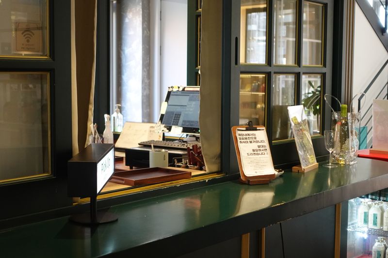 파일:10년후그라운드-카페 1980 카운터.JPG