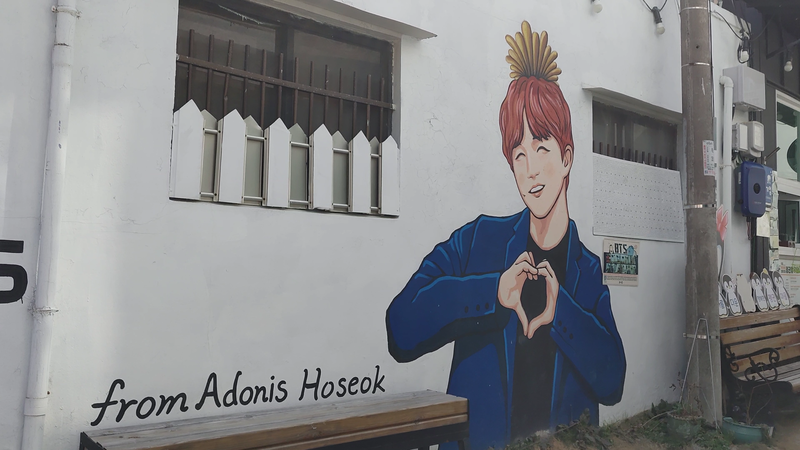 파일:제이홉 벽화(펭귄마을1).png