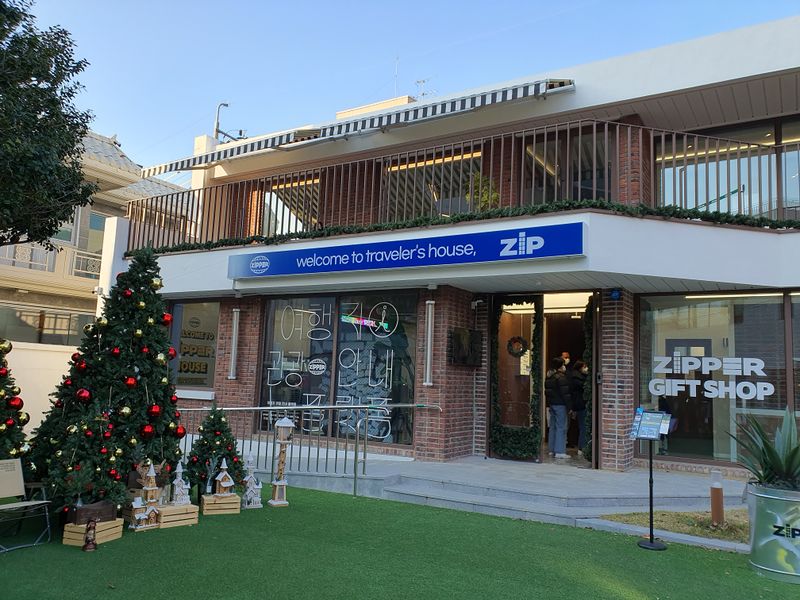 파일:여행자의 집-외관.jpg