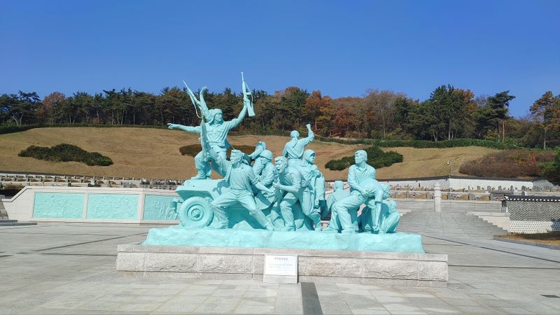 파일:5.18민주묘지 무장항쟁군상.jpg