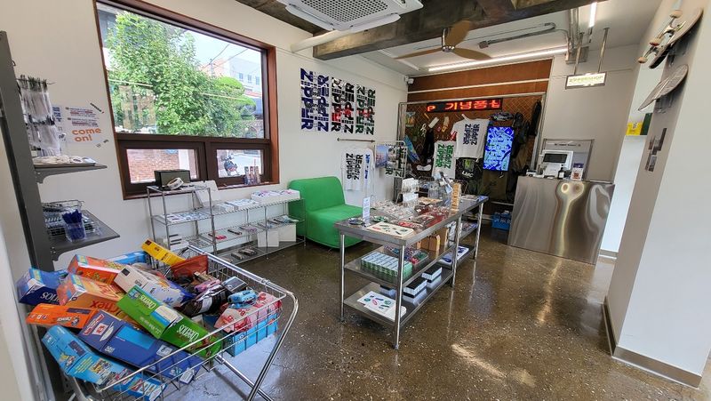 파일:여행자의 집-지퍼샵.jpeg