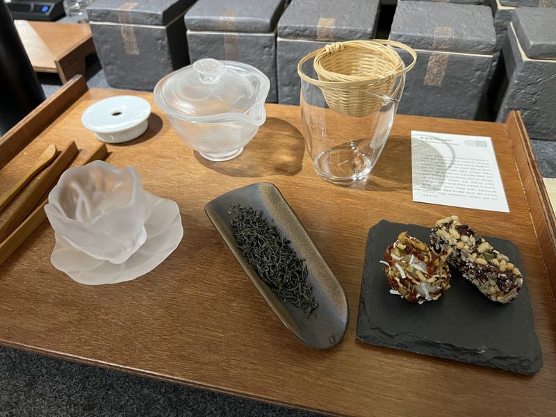 파일:춘설차-티에디트 다과상.jpg